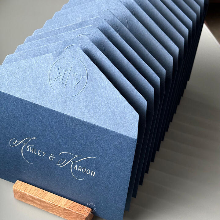 จ่าหน้าซองเป็นภาษาอังกฤษในสไตล์ Calligraphy หมึกสีเงินบนซองสีกรม