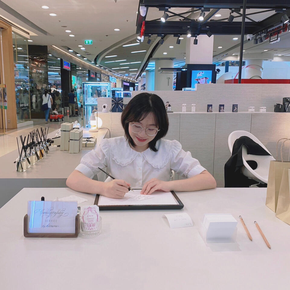 บริการเขียน Calligraphy ณ Aramo Aroma สาขาเซ็นทรัลพระราม 9