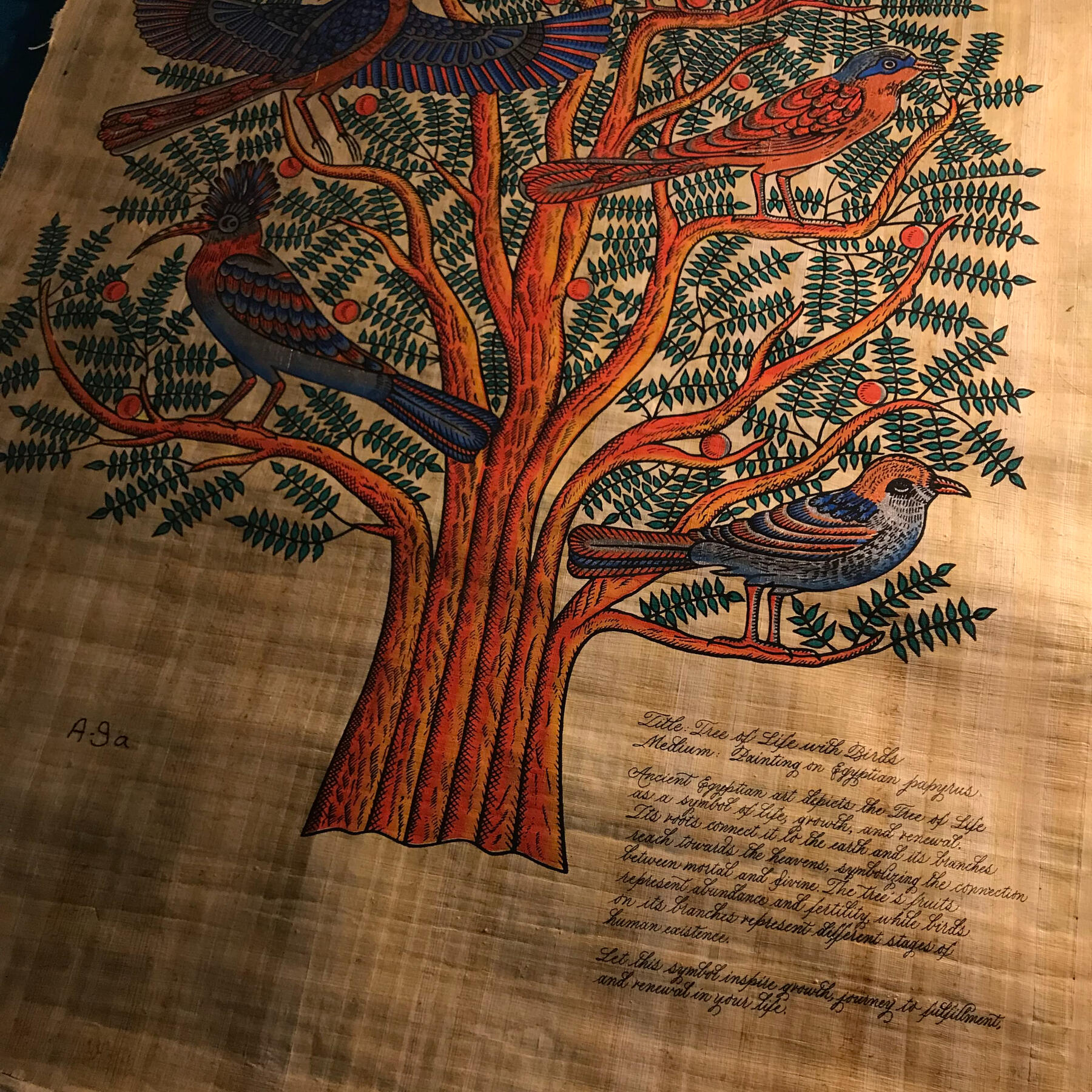 ชิ้นงานเขียน Calligraphy บนกระดาษปาปิรัส บรรยายความหมายของผลงาน "Tree of Life with Bird"