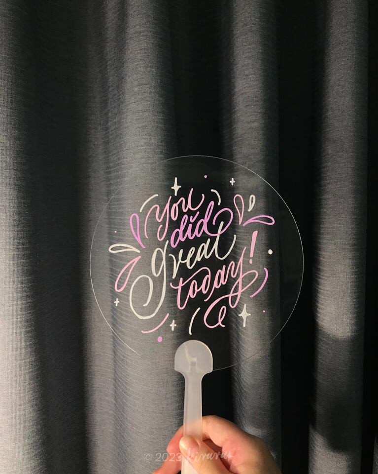 เพ้นท์ลวดลายลงบนพัดใส ข้อความให้กำลังใจ "You did great today!"