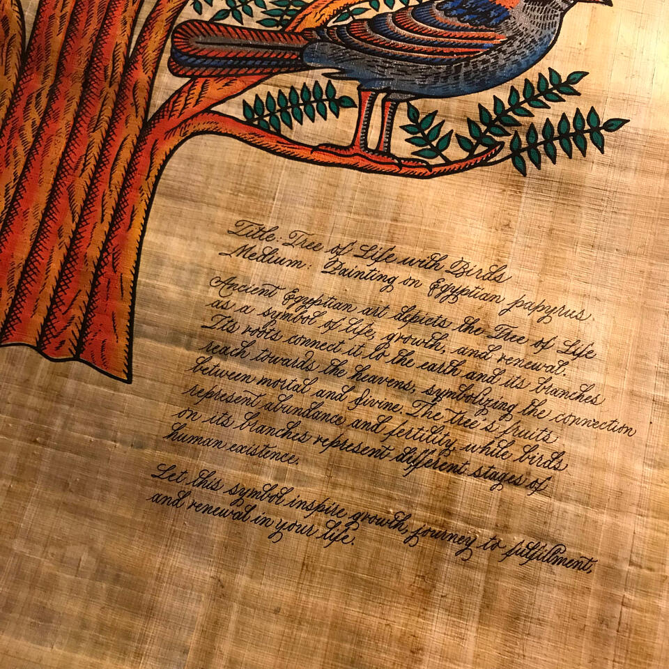 ชิ้นงานเขียน Calligraphy บนกระดาษปาปิรัส บรรยายความหมายของผลงาน "Tree of Life with Bird"