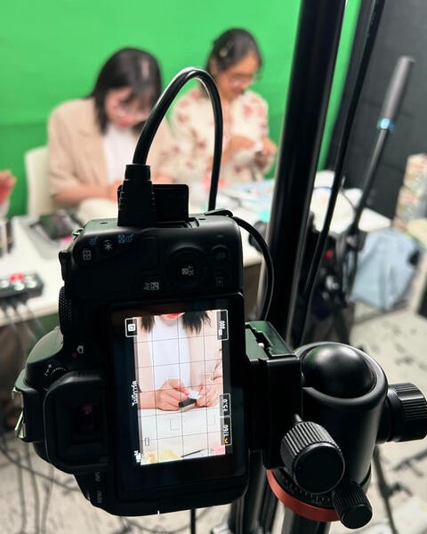 Live Engraving at L'Oréal Paris STUDIO, MAY 2024